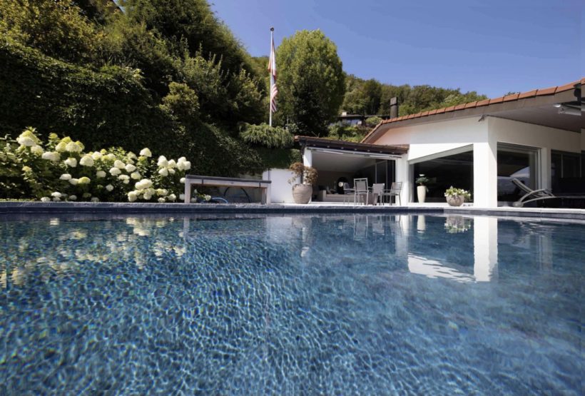 Inspiration de piscine creusée avec liner foncé et pool house