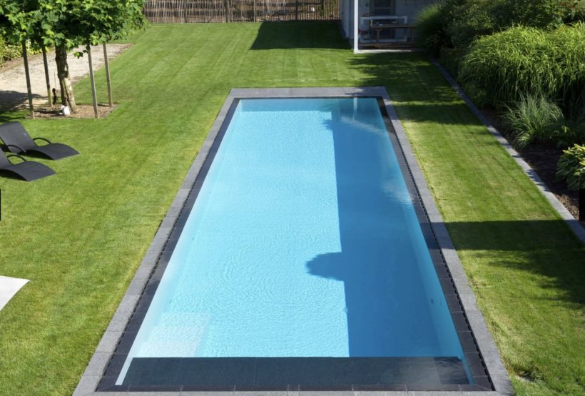 Margelle en pierre bleu d'une piscine cresuée