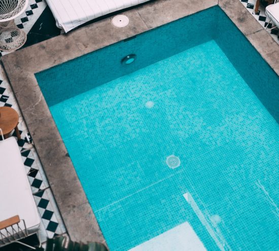 Comment bien choisir les margelles de votre piscine ?