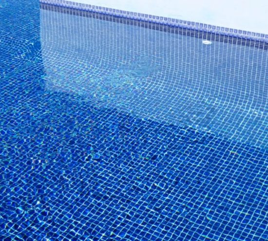 avantages et les inconvénients de la mosaique dans une piscine creusée