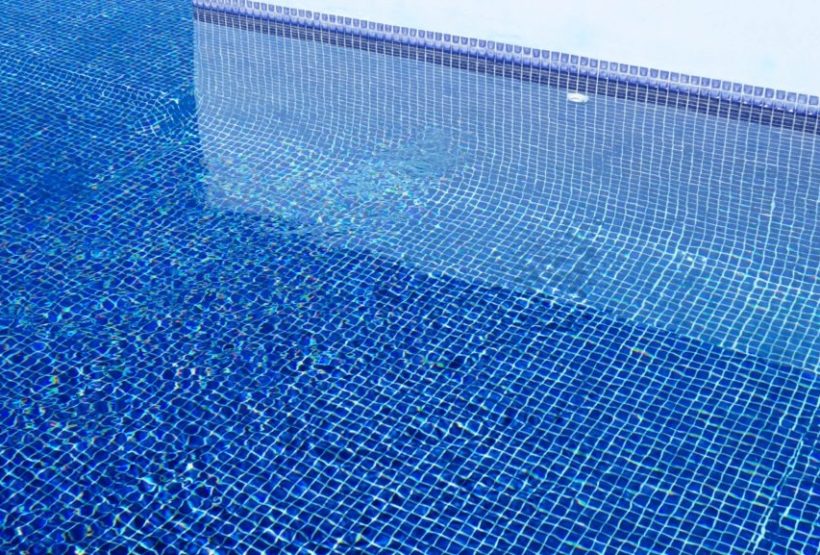 avantages et les inconvénients de la mosaique dans une piscine creusée
