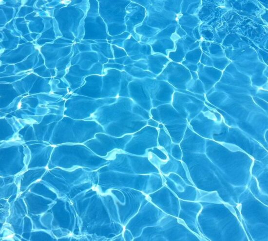 Équilibrage du degré d’alcalinité de l’eau d’une piscine.