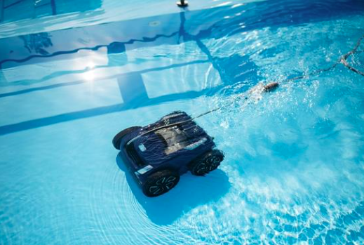 Nettoyage d’une piscine avec un robot aspirateur.