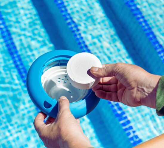 Choisir une alternative au chlore pour traiter l’eau d’une piscine.