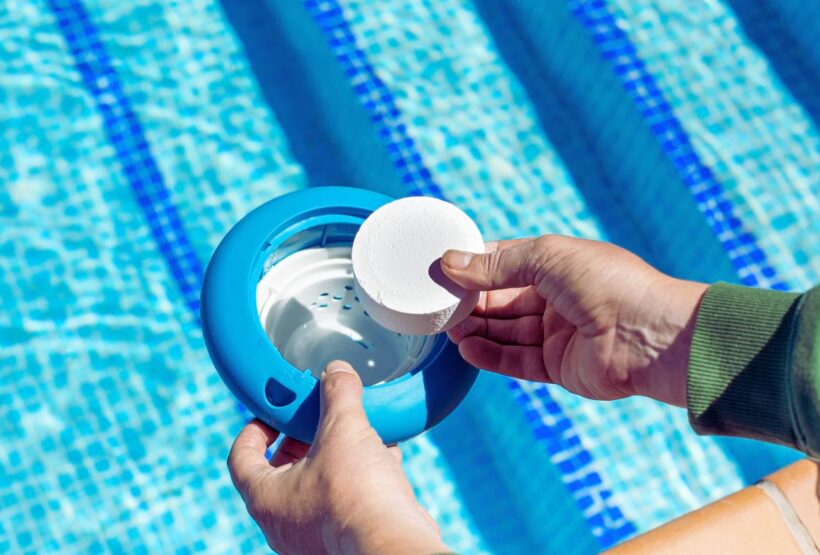 Choisir une alternative au chlore pour traiter l’eau d’une piscine.