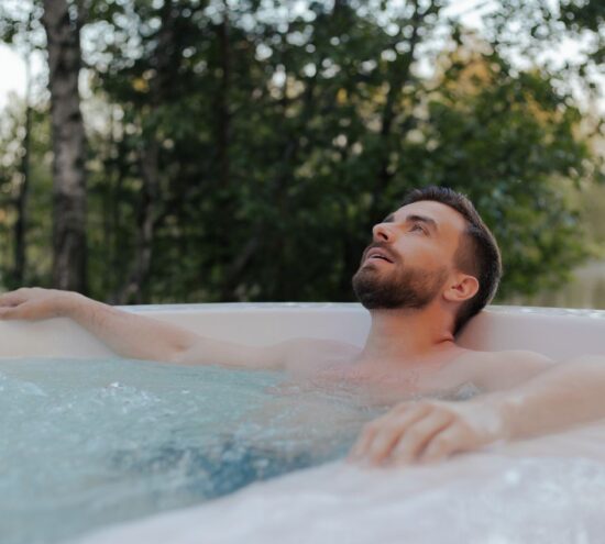 Profiter des bienfaits de la balnéothérapie dans sa piscine.