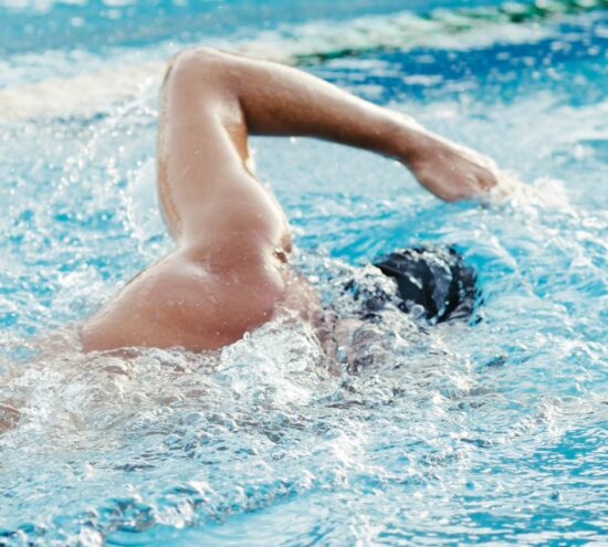 Intégration d’un système de nage à contre-courant dans une piscine.