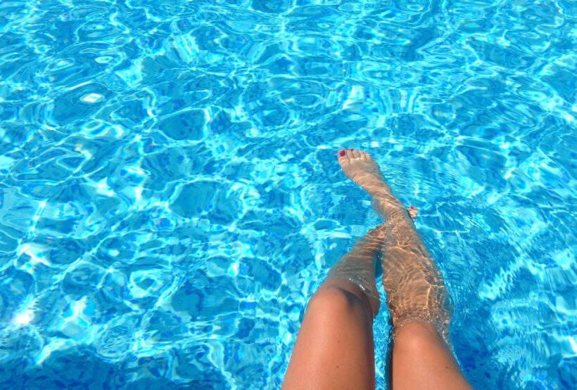 Eau d’une piscine cristalline avec un pH équilibré.