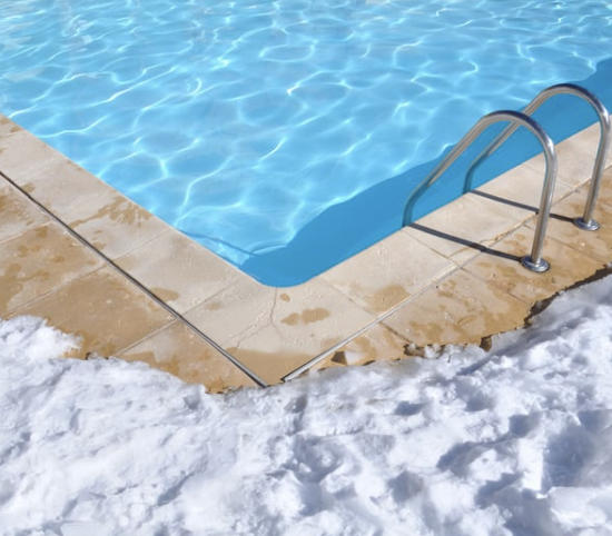 Piscine belge couverte pour l'hivernage en hiver.
