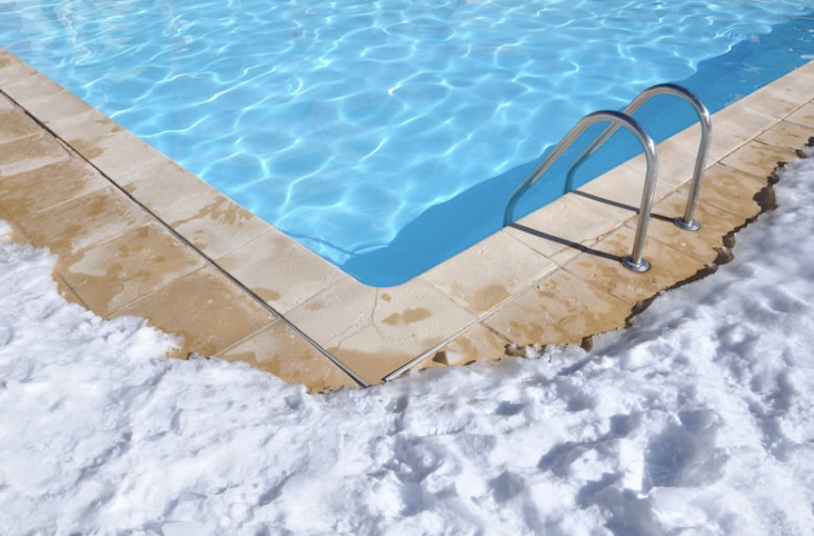 Piscine belge couverte pour l'hivernage en hiver.