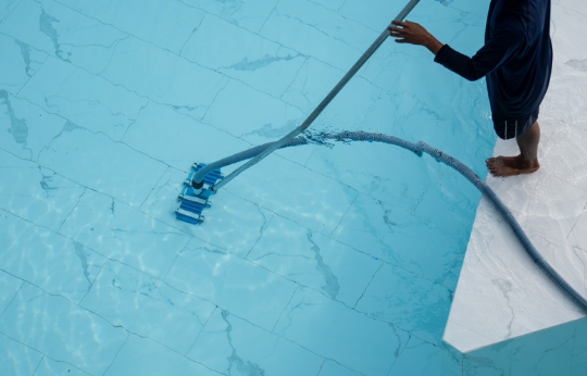 Contrat d'entretien piscine ou entretien soi-même : que choisir en Belgique ?